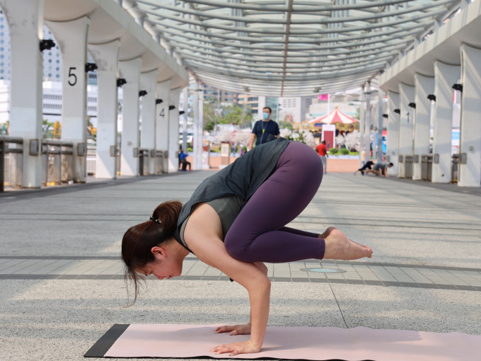 Vienna示範可強化手臂、伸展緊繃背部及提升專注力的烏鴉式（Crow Pose）動作。林家希攝