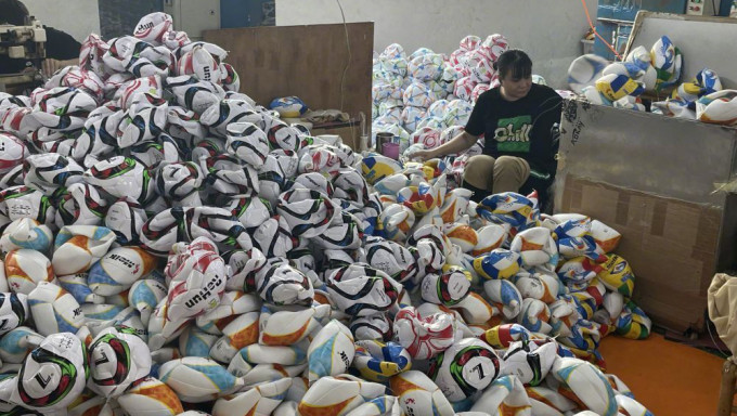 卡塔爾世界盃商品訂單暴漲，浙江義烏50天趕工10萬個足球。