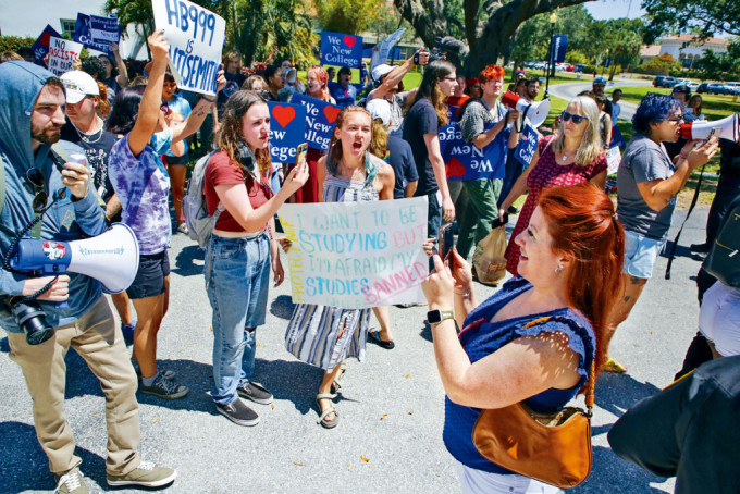 示威者上周一在佛州抗议州长德桑蒂斯签署法案，禁止公立大学使用政府资金推动种族多元化项目。