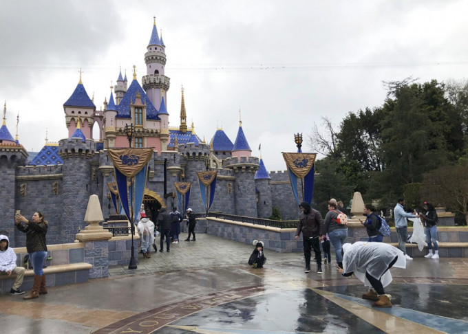 華特迪士尼期望安排加州迪士尼樂園在4月底重新開放。AP資料圖片