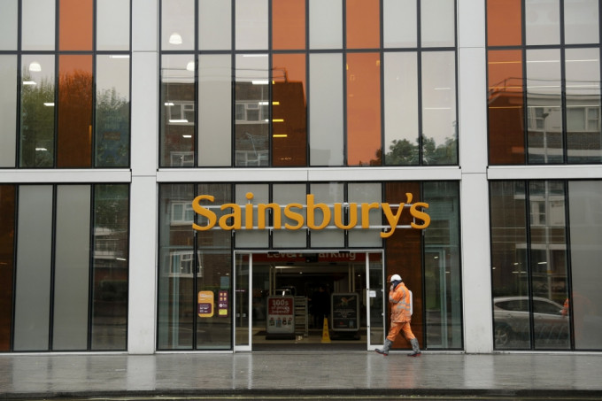 英國超市Sainsbury's警告，如果對英國的禁令持續，幾天之內便會出現供貨短缺。AP