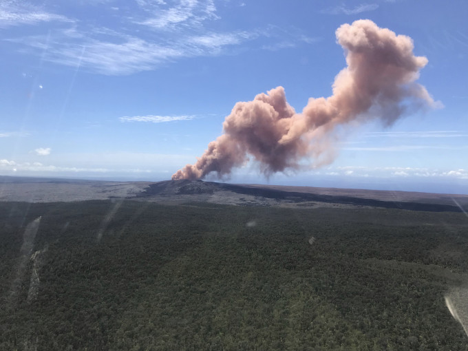 基拉韋厄火山噴出紅色火山灰。 AP