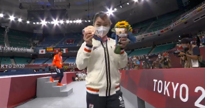 刘慕裳出席东京奥运颁奖礼，领取空手道个人形铜牌。电视截图
