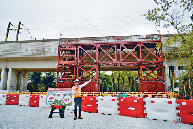 港鐵已開始進行一系列預備工序，包括切割及移除橋上重型護牆組件。