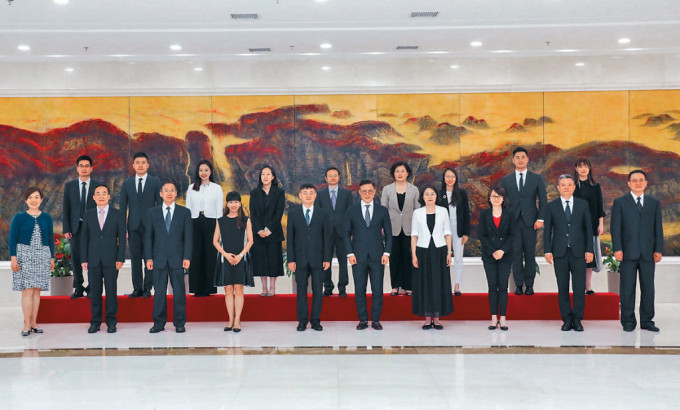 张国钧（前排右五）昨在北京拜访司法部 。