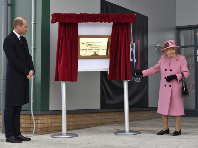 英女皇與威廉王子為英國波頓當的軍事研究所的新能量分析中心揭幕。AP圖片