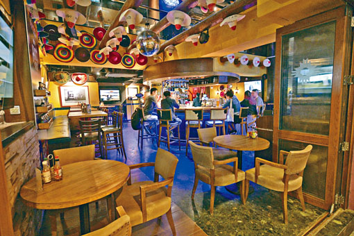 灣仔謝斐道有酒吧仍有少量顧客光顧。