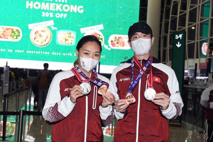 谢影雪（左）与邓俊文带同世锦赛铜牌凯旋。郭晋朗摄