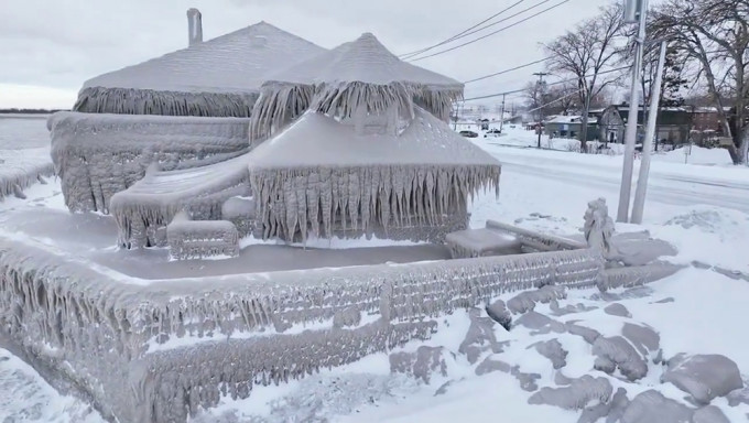 美国冬季风暴增至57死，纽约州水牛城被灾难式冰封。AP