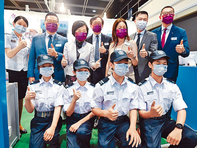 蔡若莲（后排左三）出席国际教育展开幕典礼。