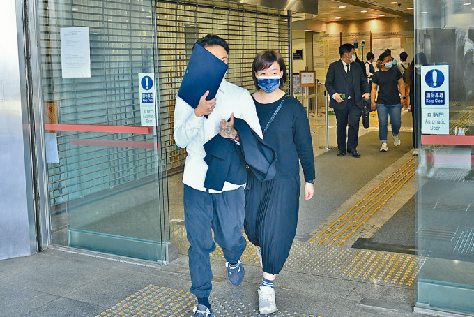 被告楊惠俊（左）申請保釋遭拒，即時收監。