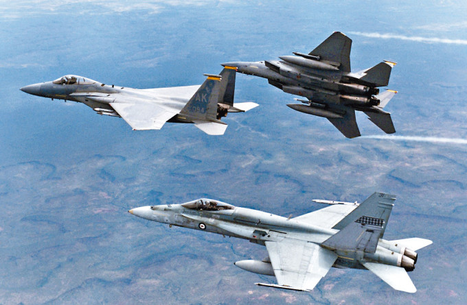 ■美軍的F-15戰機（右上）和澳洲的F/A-18「大黃蜂」戰機（中）參加聯合軍演。