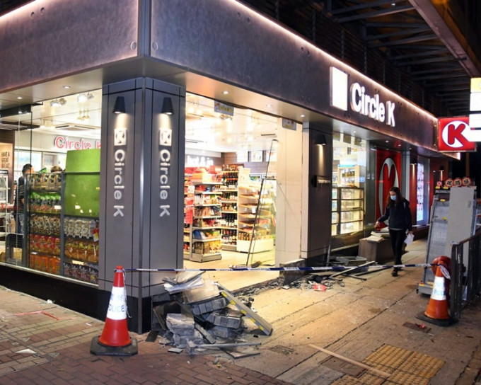便利店遭撞爆落地玻璃及麵包架。