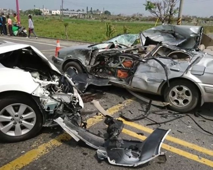 銀色私家車嚴重損毀，近半車身被削去，餘下部分亦扭曲變形。網圖