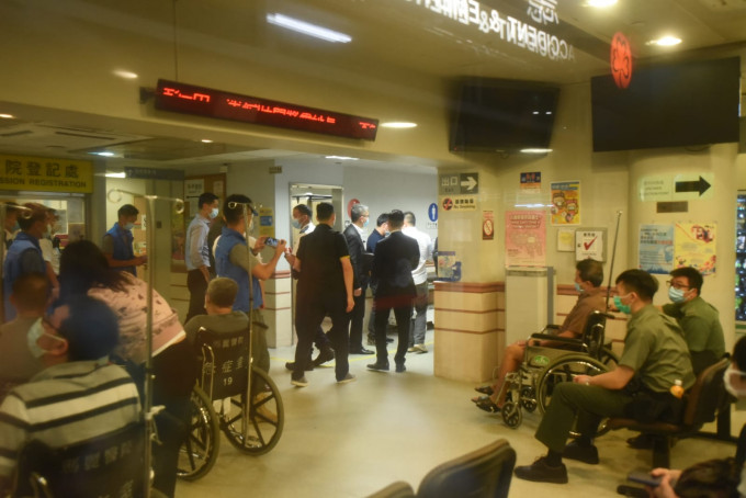 警务处处长萧泽颐赶去玛丽医院探望受伤警员。
