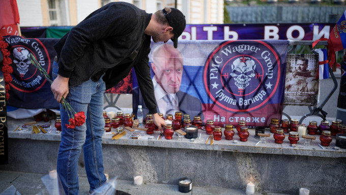 一名男子在莫斯科的临时纪念站点蜡烛悼念普里戈任。美联社