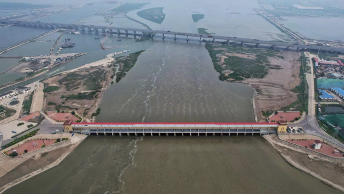 天津水务局表示，永定新河累计下泄入海超10亿立方米。 中新社