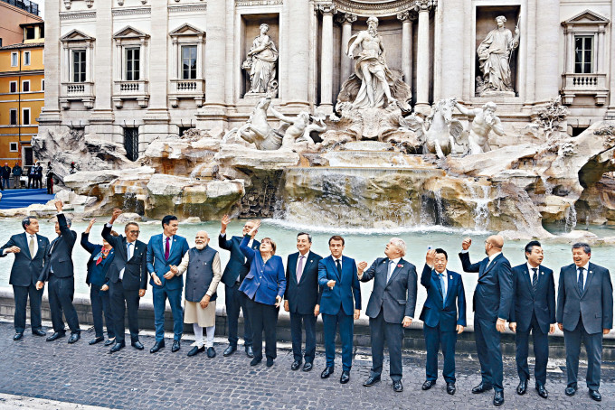 G20領袖周日在羅馬向許願池扔硬幣後合照，美國總統拜登沒有參加。