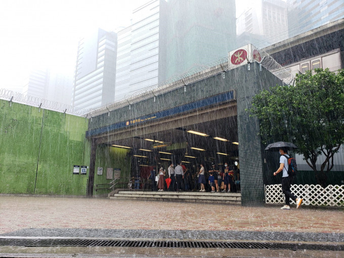 天文台提示，短期内香港广泛地区可能受大雨影响，市民应提高警觉。
