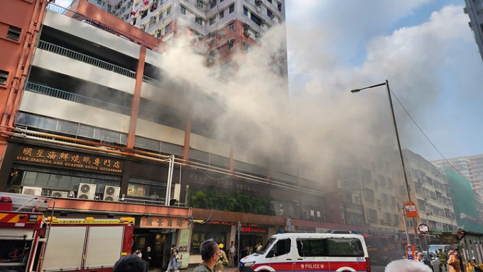 新蒲崗爵祿街停車場有汽車自焚。fb：香港突發事故報料區