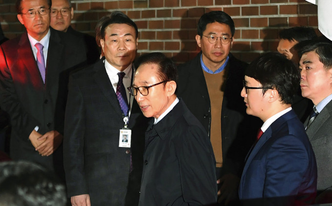 南韩前总统李明博完成收监程序。AP图片