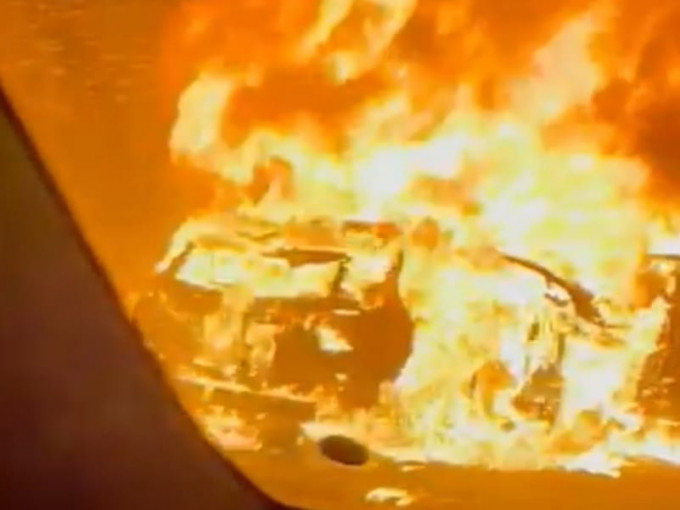 新田公路私家車自焚陷火海。影片截圖