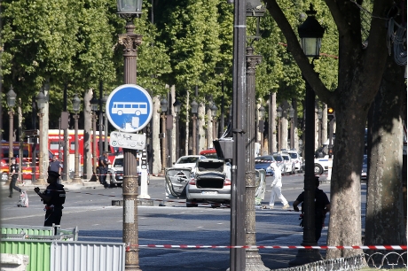一男子在巴黎香榭麗舍大道駕車衝撞警車。AP