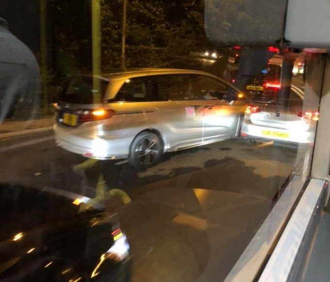 獅隧口慢綫有私家車相撞，網民Zalala Tsang圖片