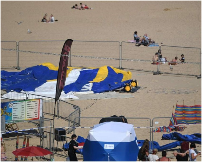 充氣城堡設於沙灘的兒童遊樂區。網圖