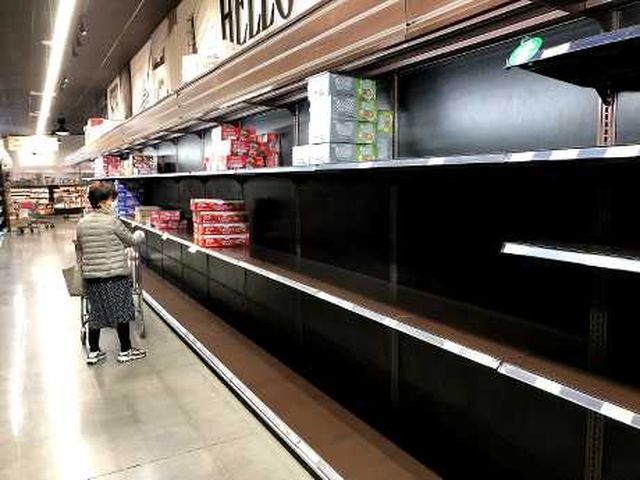 美國超市多類貨品被搶購一空。