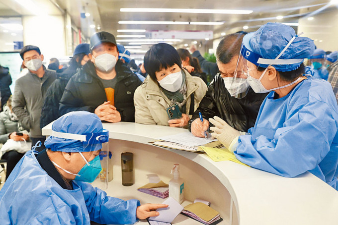 患者在北京朝阳医院等候就诊。