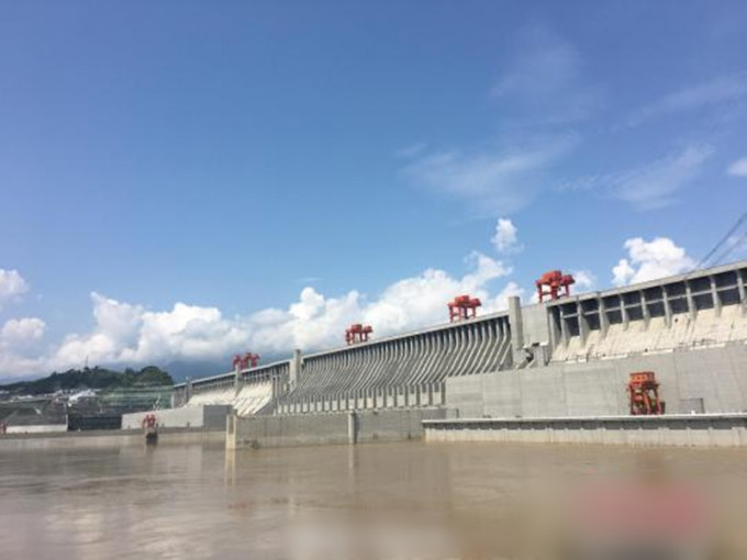 中国航天科技集团官方微博上周四高质量的「高分六号」卫星照片，显示三峡大坝坝体一切正常。 网上图片