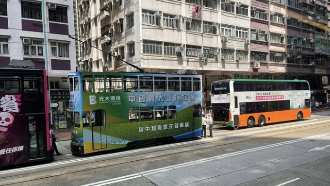 城巴與電車相撞釀一人傷。fb香港突發事故報料區圖片