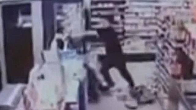 便利商店監視器拍到女店員遭人暴打。網上圖片