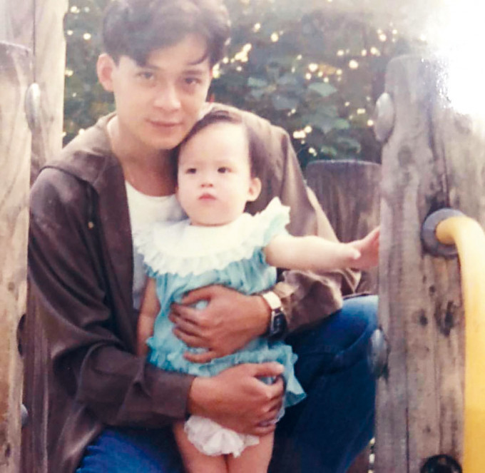 黄芷晴在社交网大晒童年时与爸爸黄日华的合照。
