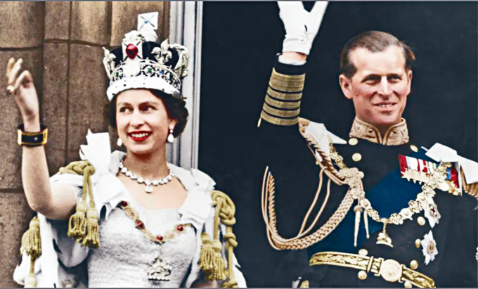 ■英女皇一九五三年加冕后偕菲腊亲王向民众挥手。