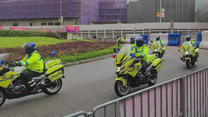 警隊護送組負責護送一對大熊貓，由機場前往海洋公園。資料圖片