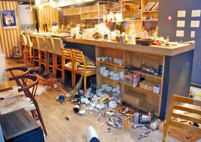 福岛县一家餐厅的物品因地震掉落，场面凌乱。 