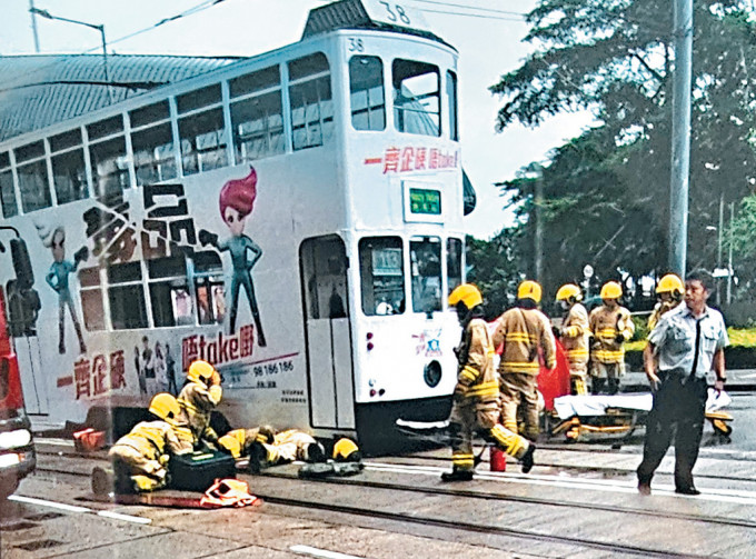 3岁女童卷入电车底受困，多名消防员在场拯救。