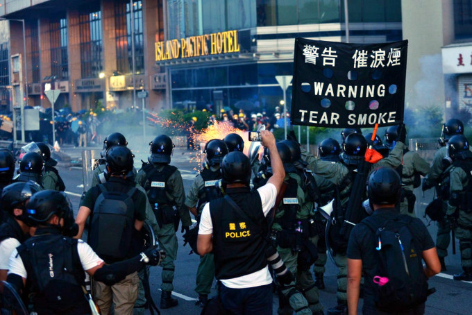 杨光赞扬香港警队一直坚守岗位，忍辱负重，致以祟高敬意。