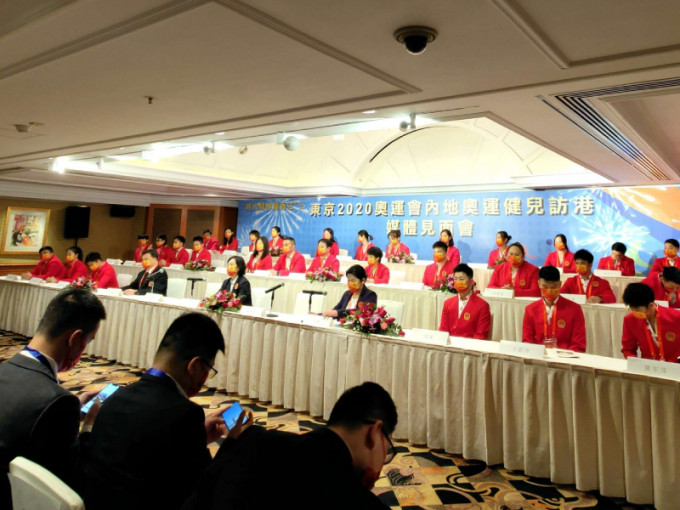 代表團團長、國家體育總局副局長楊寧等人見記者。央視圖片