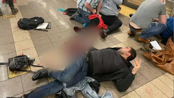 伤者倒卧地铁站地面等候救援。网上图片