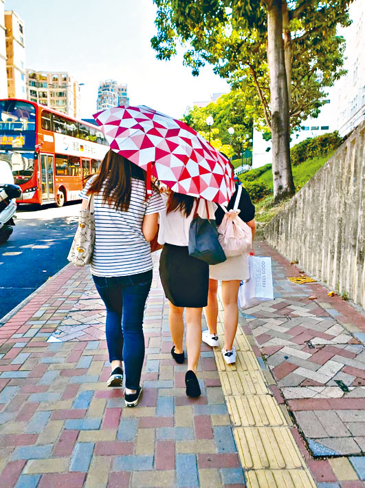 ■女被告曾曉慧(中)獲撤控襲警。