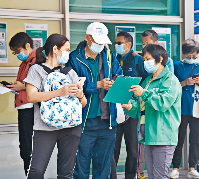 旅游业从业员下月起安排到疫苗接种中心当登记员等工作。　