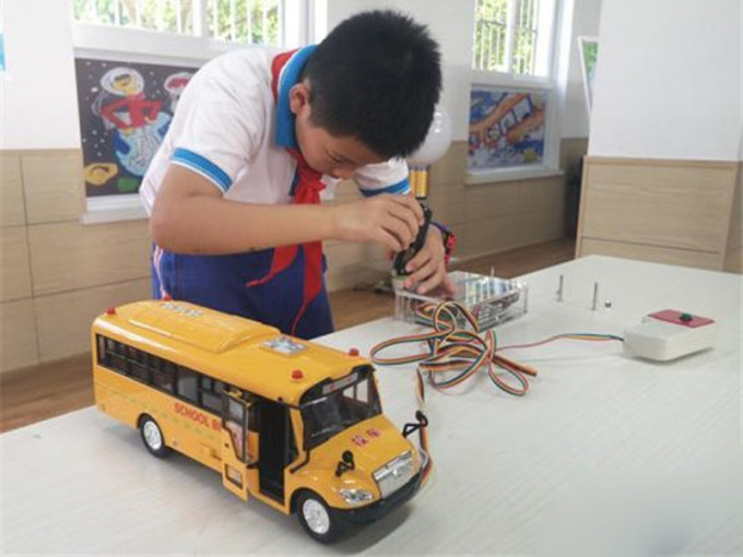 11歲小學生胡皓博發明人數統計器，防止小朋友被遺留校車內。(網圖)