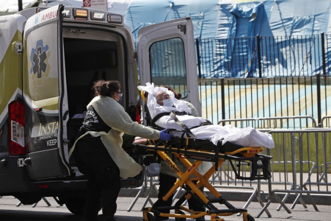 美國增至逾39萬人確診，紐約州佔逾三分一，一名紐約患者被緊急送院。AP圖