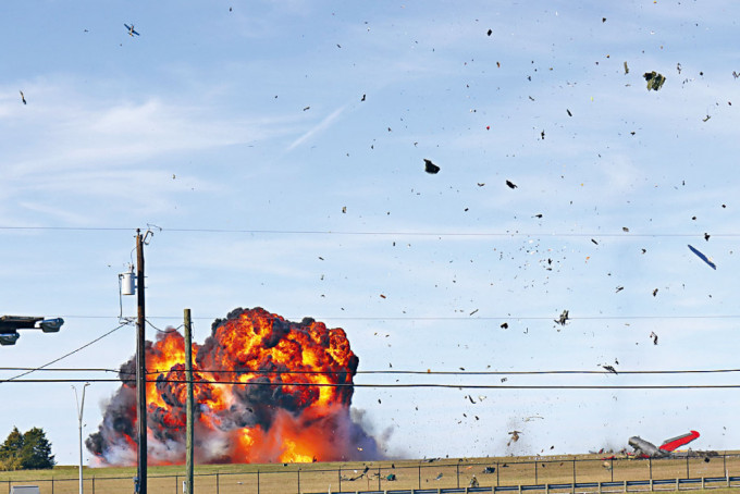 兩架二戰軍機在達拉斯航空展相撞墜地爆炸。