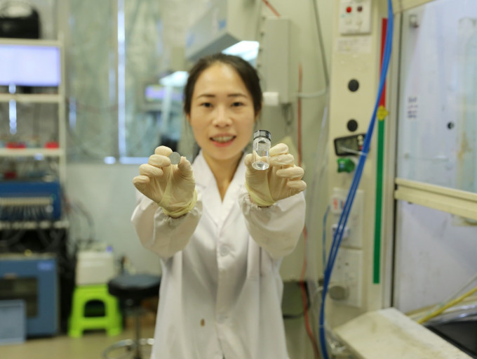 研究团队利用一种护肤霜常用成分研发一款水系锂离子电池电解液。