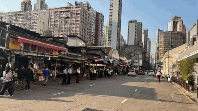 警方於油麻地新填地街及上海街一帶進行聯合行動，打擊阻街及交通違例事項。警方提供