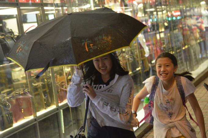 本港今日預料大致多雲，間中有驟雨，局部地區有雷暴。